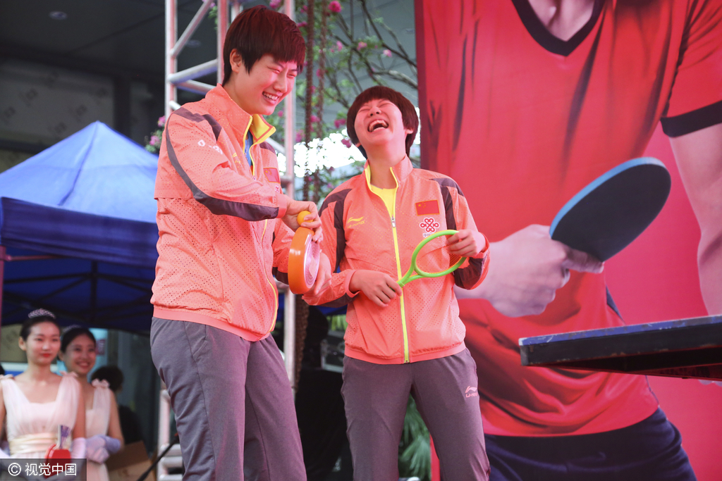 丁宁许昕分别用公交卡和肥皂盒与球迷互动,现场欢乐融融.