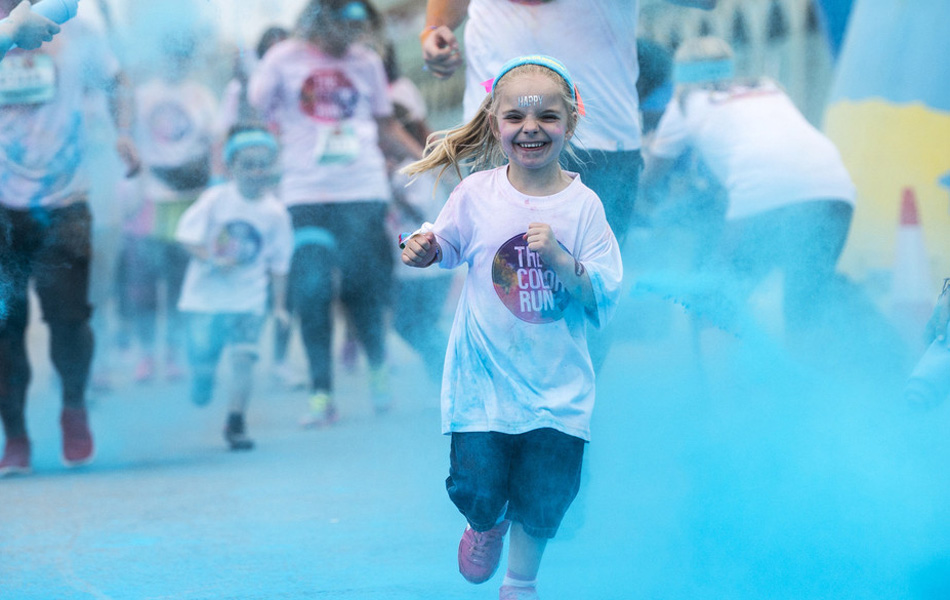 英国布莱顿彩色跑精彩上演 可爱萌娃抢镜十足