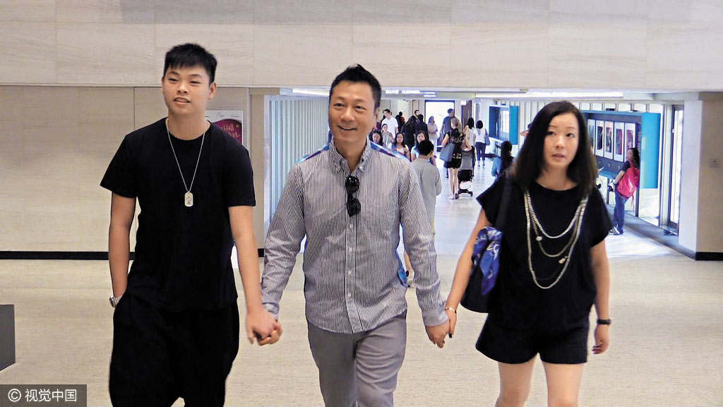 李丽珍女儿与黎耀祥儿子恋情曝光 两家人一起逛街