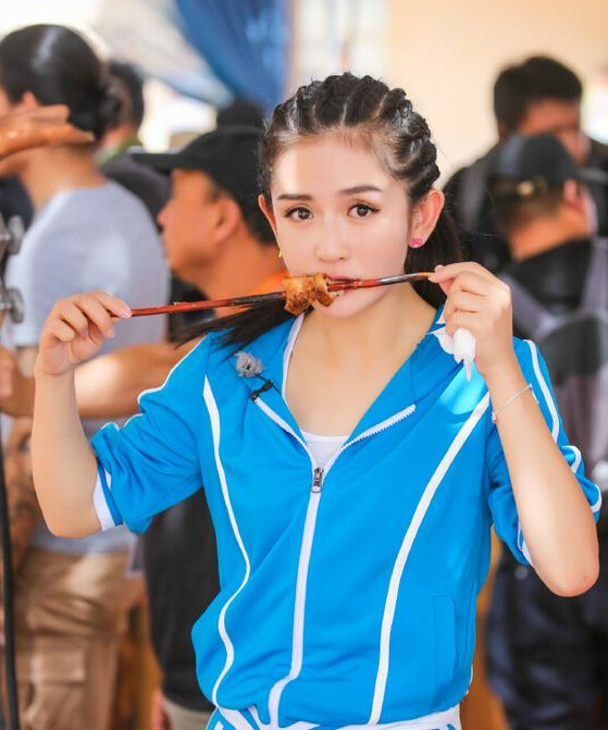 明星 登录 昨晚,谢娜在微博中晒出一张自己在节目里吃烤串的照片,并附