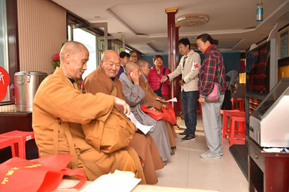 真容义诊持续关爱五台山700僧众接受义诊图