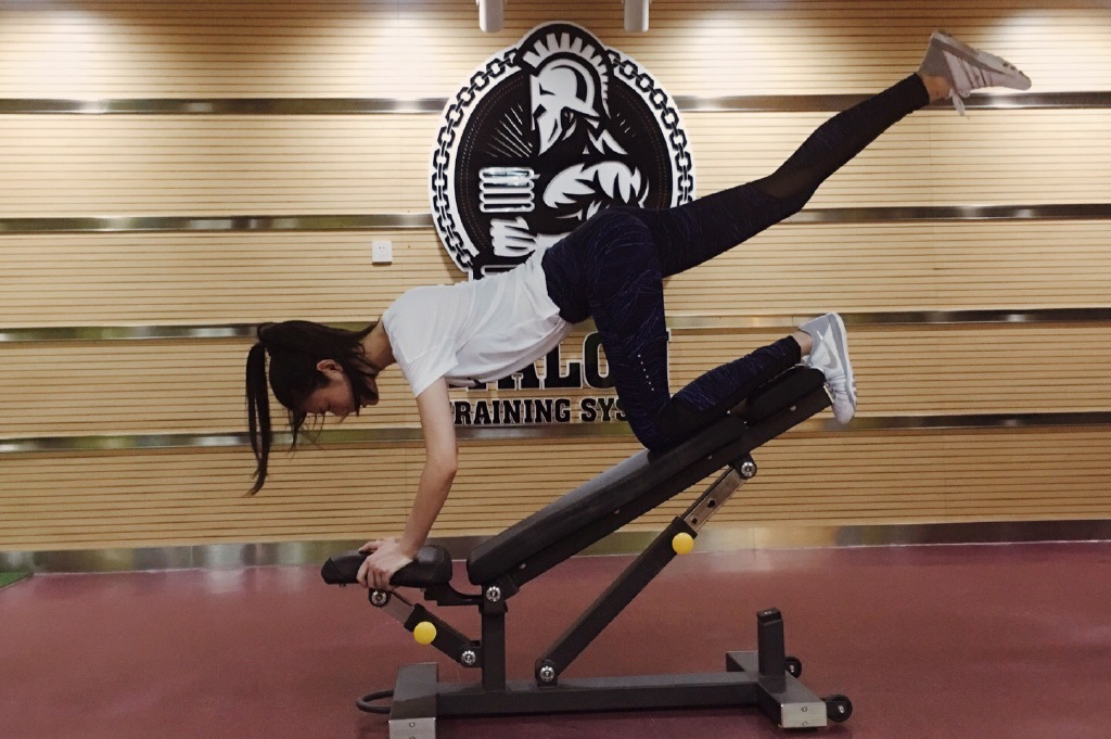 维密超模晒健身照 细腰长腿吸睛