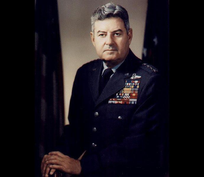 这一空袭史被称为"李梅火攻".图为李梅.