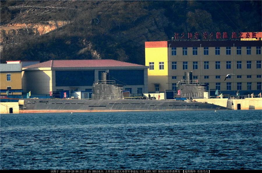 基地,港内停靠数量众多的新旧潜艇,包括035,039b以及091攻击核潜艇