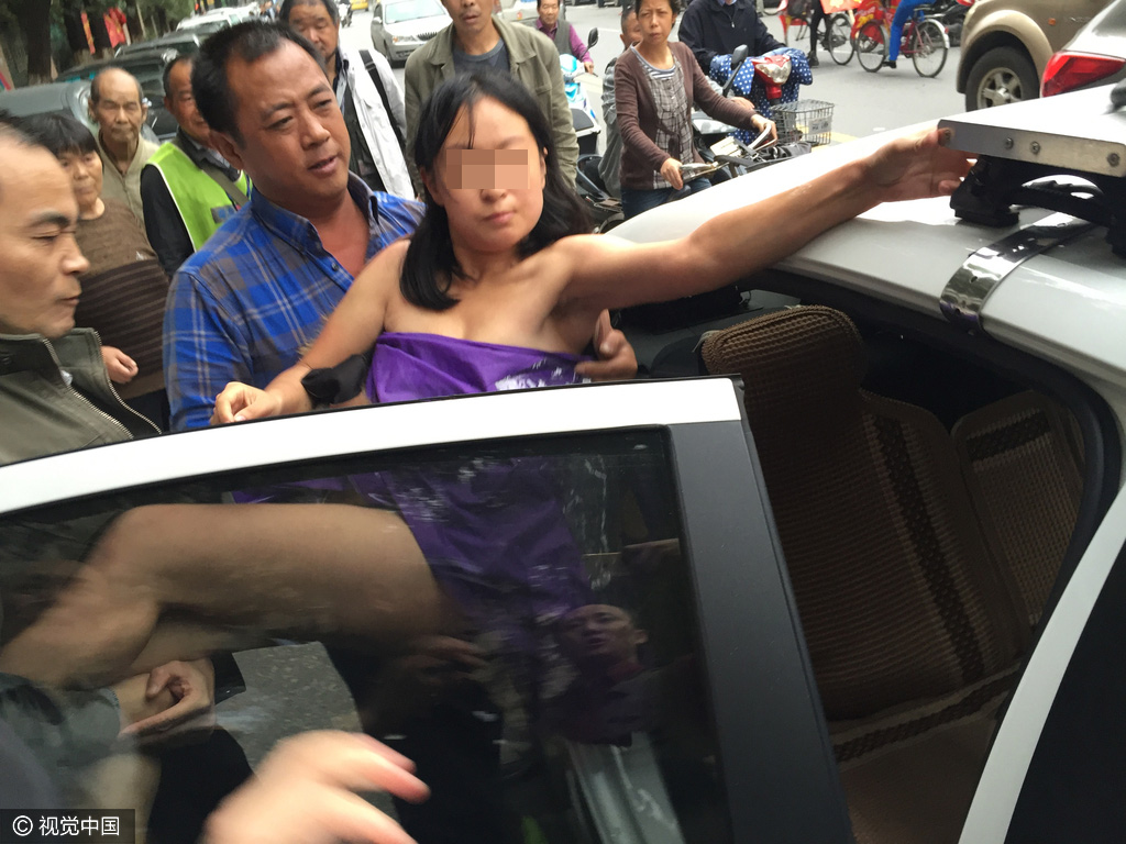 南京:女子马路上突然脱光衣服