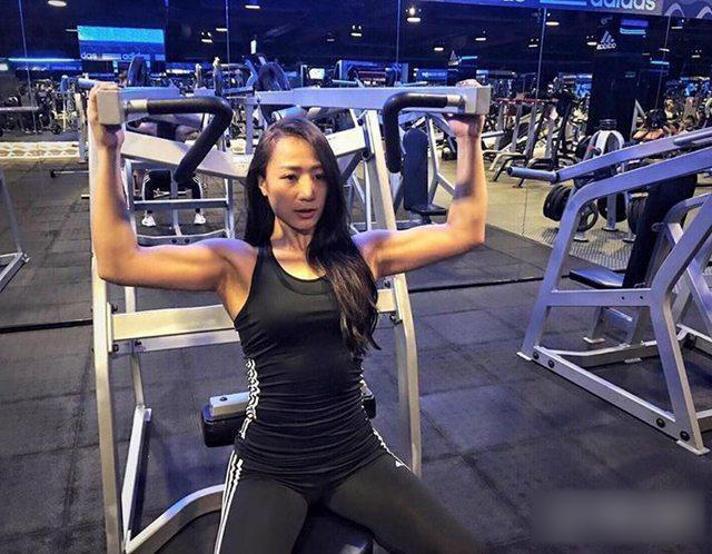 健身女教练轻松一字马 大秀好身材