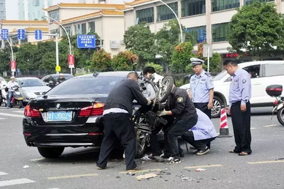 一輛珠海牌照豐田車,一輛中山牌照寶馬車,一輛紅色小汽車,兩輛摩托車