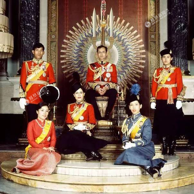 泰国新国王丑闻缠身的花花公子