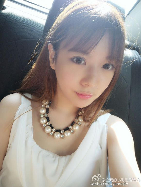 电竞圈的"美女与野兽" :pdd与女友在列