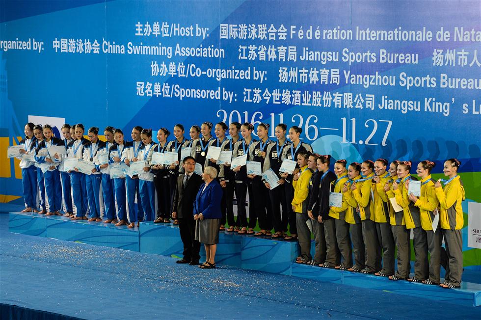 冠军中国队(中),亚军日本队(左),季军哈萨克斯坦队在领奖台上.