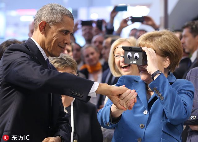 当地时间2016年4月25日,德国汉诺威,汉诺威工业博览会上,奥巴马让