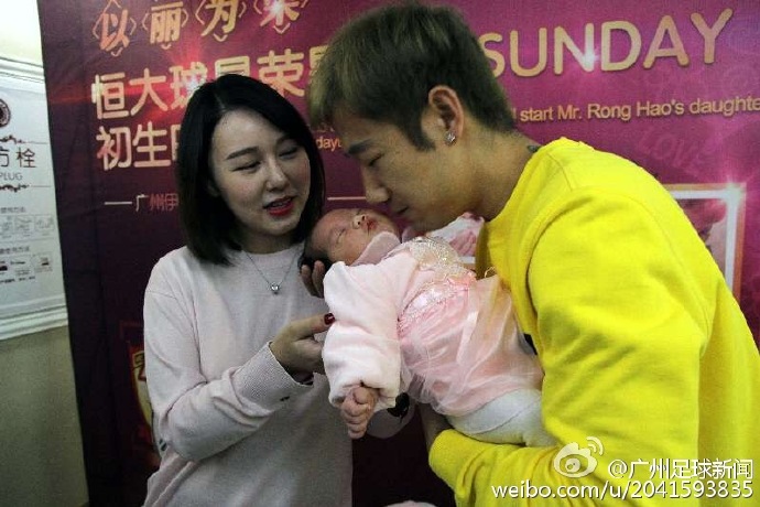 荣昊给爱女办初生派对 亲吻娇妻表感谢 【一点资讯】