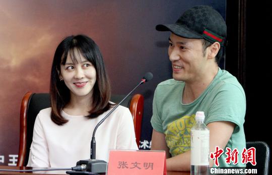 青年演员张文明(右),迟立静(左)领衔主演.