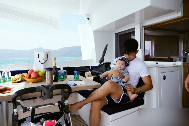 李茂抱着儿子暖暖,温馨有爱.