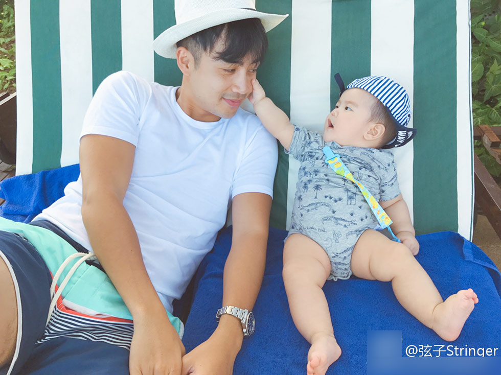 李茂和儿子暖暖对视,十分可爱.