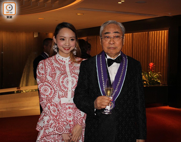 80岁林建名身边不缺女伴：每个人都有机会_凤凰时尚