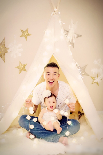 刘畊宏晒温馨全家福娇妻柔美宝宝可爱