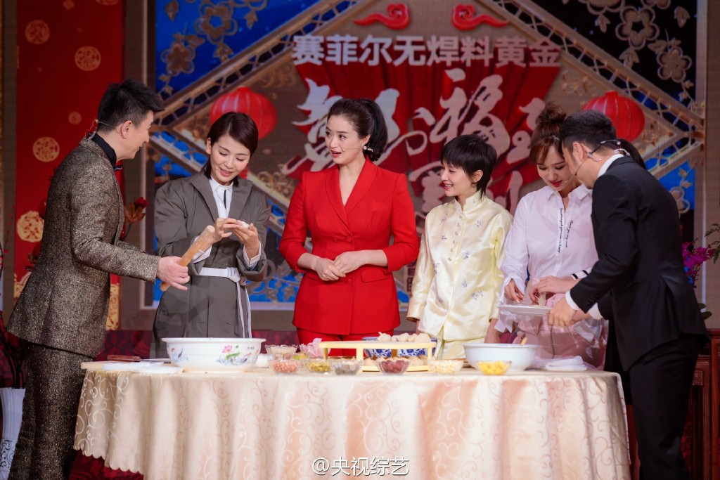 "欢乐颂五美"除夕包饺子 蒋欣红装抢镜