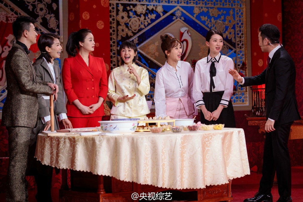 "欢乐颂五美"除夕包饺子 蒋欣红装抢镜