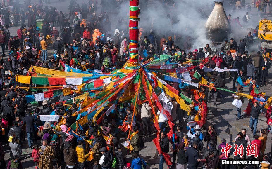 迎接藏历新年大昭寺五大经幡柱换新装