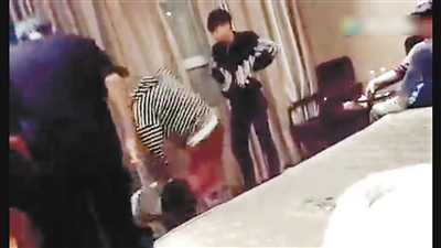 一男孩宾馆遭多名青少年殴打8名涉事人员被警方拘留本报讯(记者 张松)