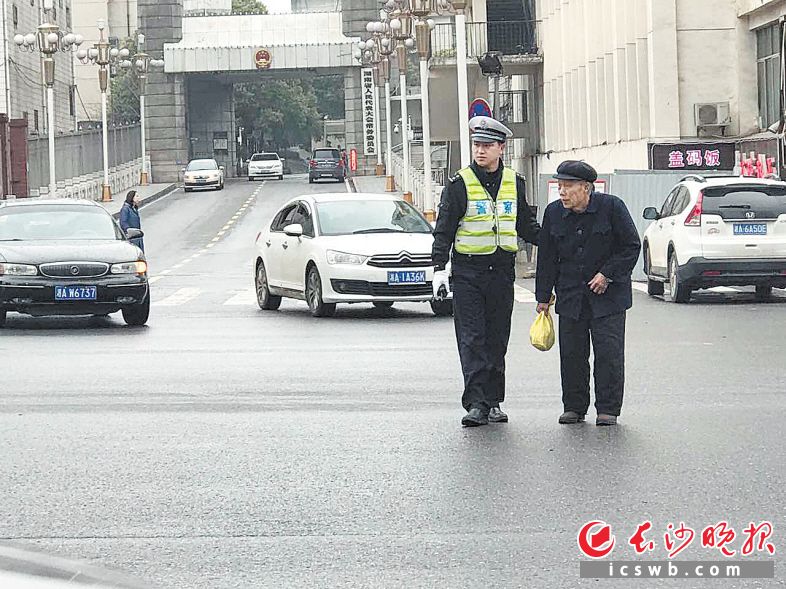 交警扶老人过马路图片图片