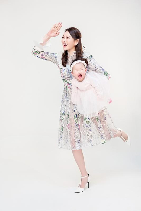 48岁伊能静首带爱女拍写真 小米粒在妈妈怀中笑开花