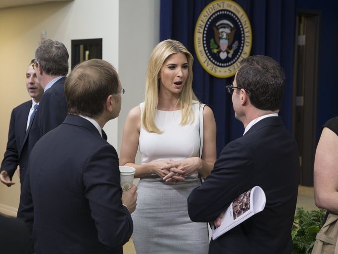 伊万卡在白宫综合大楼艾森豪威尔执行办公楼参加市政厅会议.