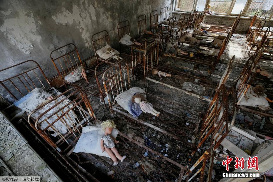 在普里皮亚季城里一个废弃的幼儿园内,有好事游客将玩偶放在锈迹斑斑