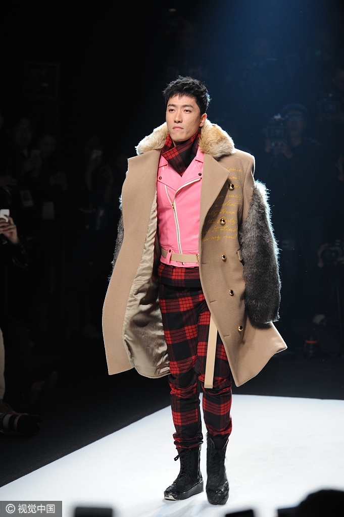 秒变型男!上海时装周刘翔为古巨基站台,第一次走秀显巨星风采.