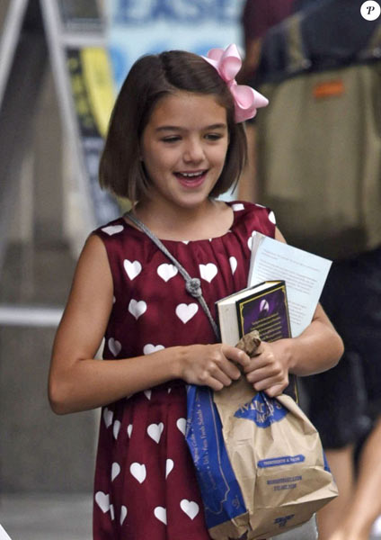 美女初长成阿汤哥女儿小苏瑞海边庆生秀长腿