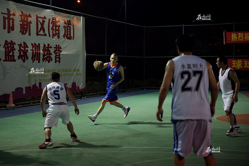 最近他回到秦皇岛摩诃寺,开始利用闲暇时间练习篮球,组了队伍准备参加