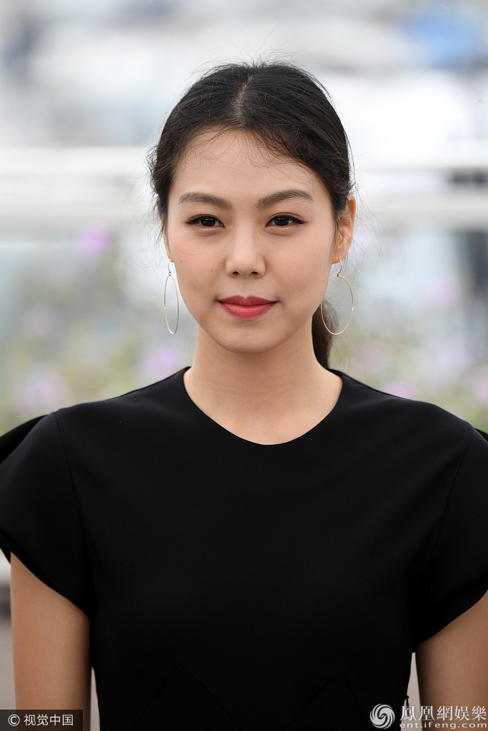 70届戛纳:《之后》发布会 金敏喜与情人导演牵手亮相