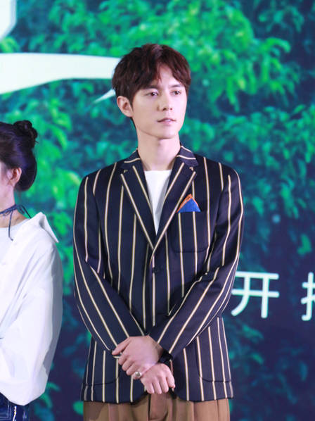 夏至未至开播发布会郑爽短裙配皮靴清新亮相