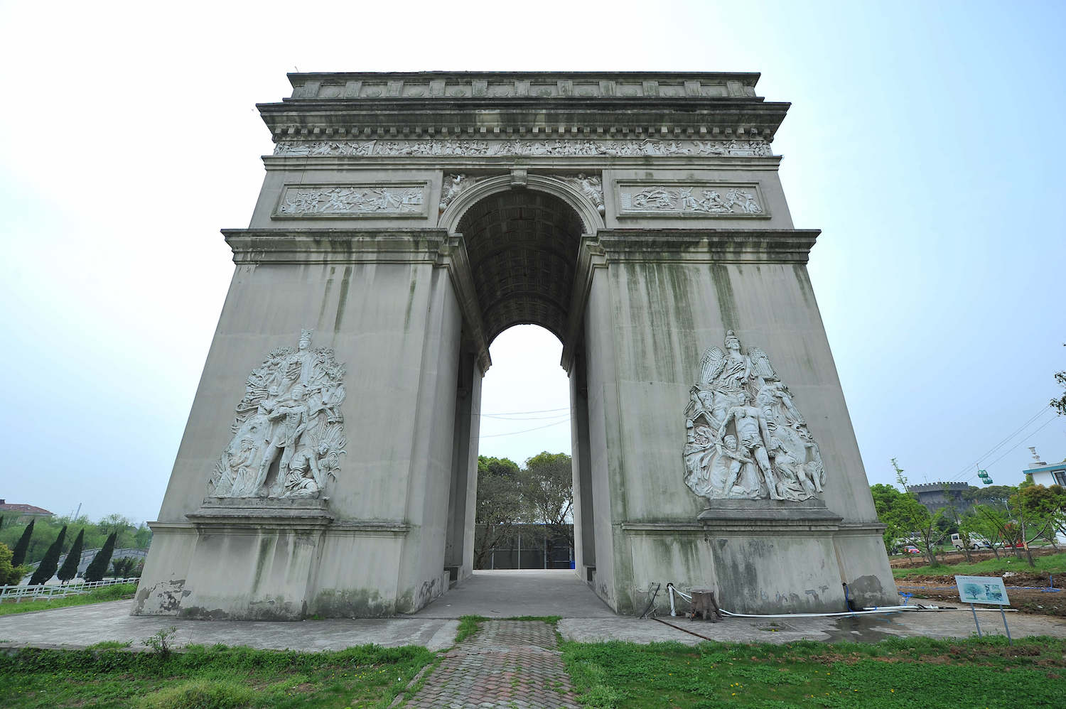 外媒镜头下:国内最有钱的村庄,村民免费住豪宅开轿车