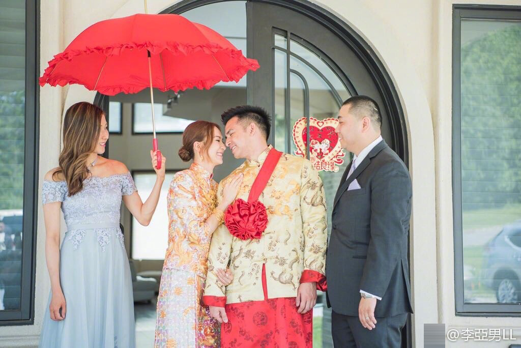 港姐王君馨与男友完婚 穿金色刺绣礼服娇美如花