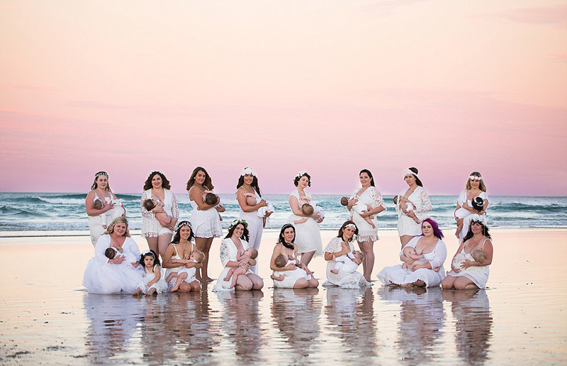 摄影师拍摄集体照号召母乳喂养