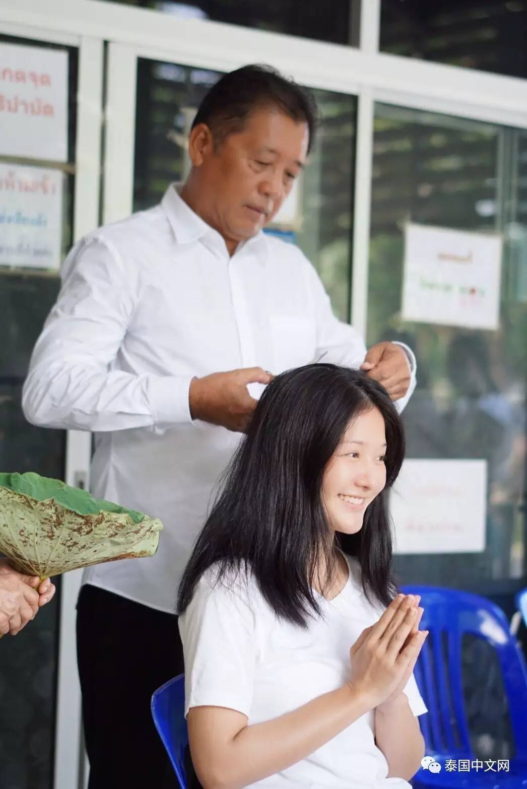 泰国性感模特剃光头出家 只为报答父母养育之恩