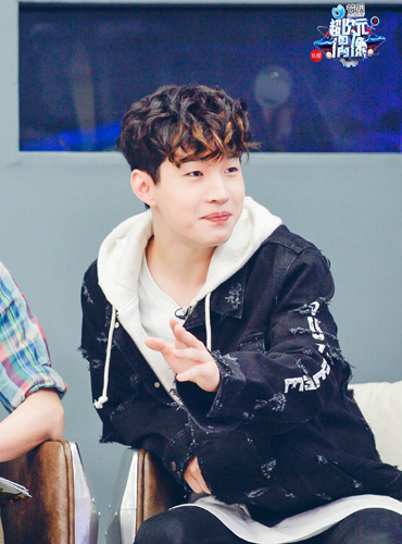 刘宪华超次元偶像跳舞感叹人生第一次这么尴尬