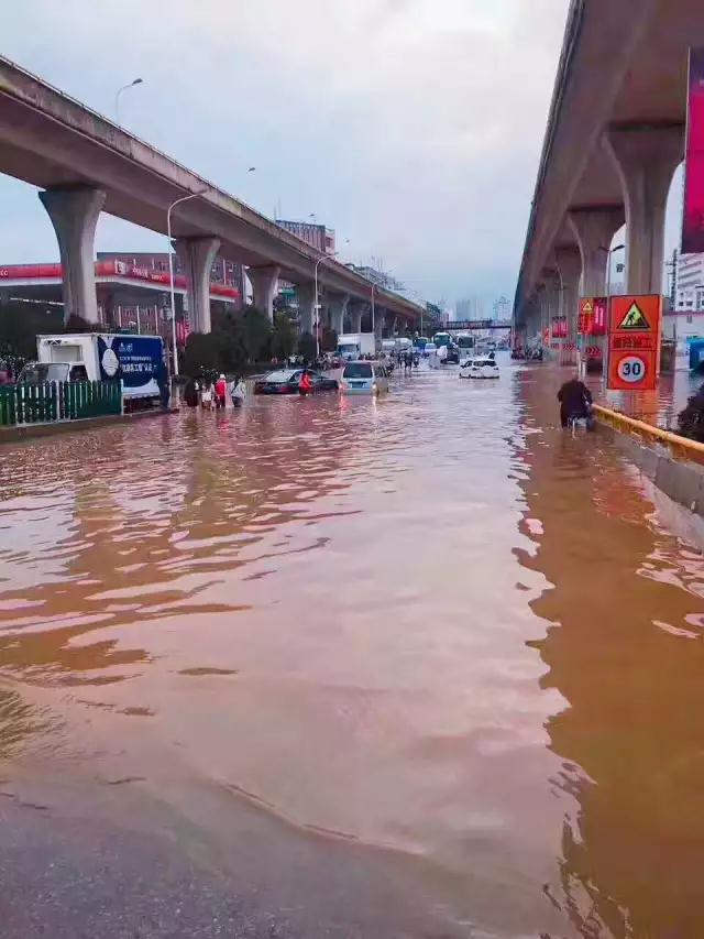一夜暴雨 昆明全城被淹