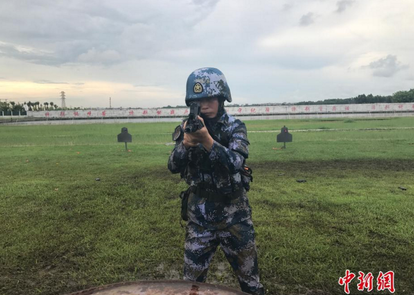 两栖侦察女兵图片