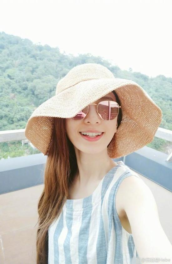 凤凰网娱乐讯昨日,hebe田馥甄通过微博晒自拍美照,并称:"晒太阳,喝