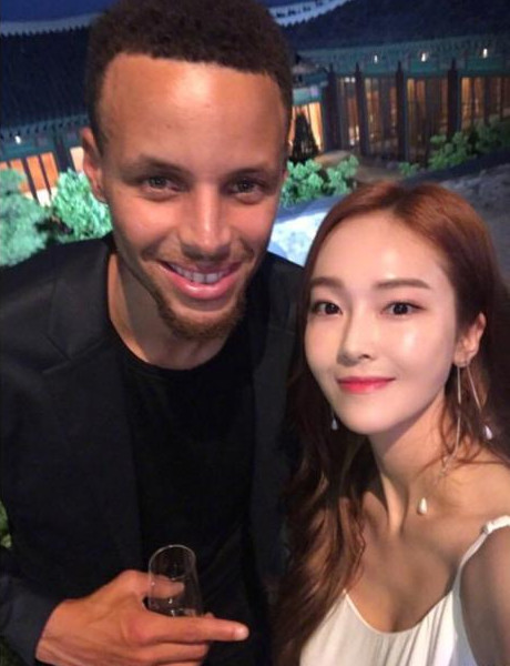 郑秀妍晒与库里合照 网友:追星就服你