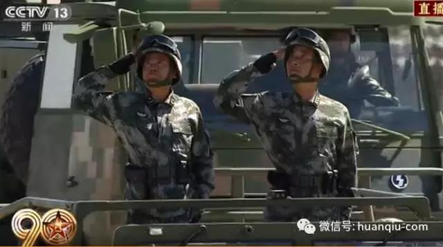 装备保障方队领队 付文化少将(左)