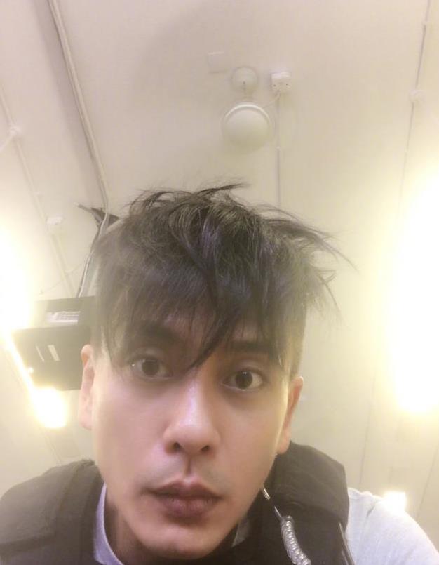 黄宗泽晒自拍头发凌乱眼睛超大网友长得帅任性