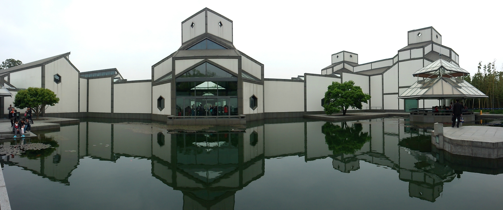 这两支成就非凡,贝润生在苏州留下了一座修缮完整的狮子林.
