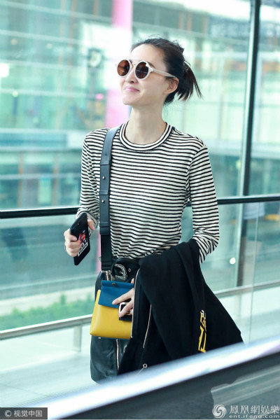 王丽坤扎丸子头减龄 穿皮裙秀纤细美腿