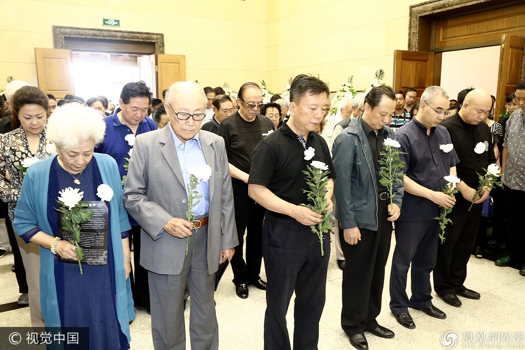 演杨白劳的柳石明走了社会各界冒雨送别