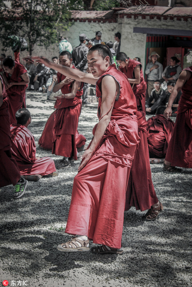 实拍西藏色拉寺辩经 具有六百多年历史的虔诚信仰