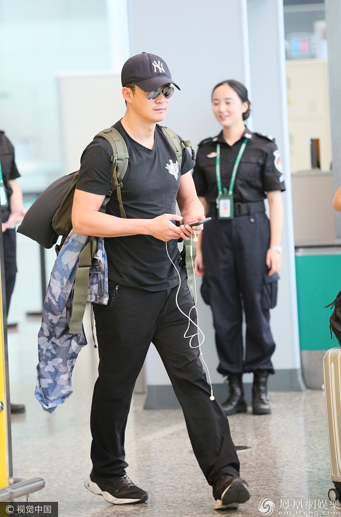 吴京全黑look现身秀结实肌肉